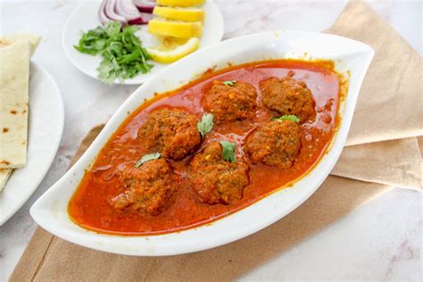 Kofta Curry: Pakistani Beef Meatball Curry