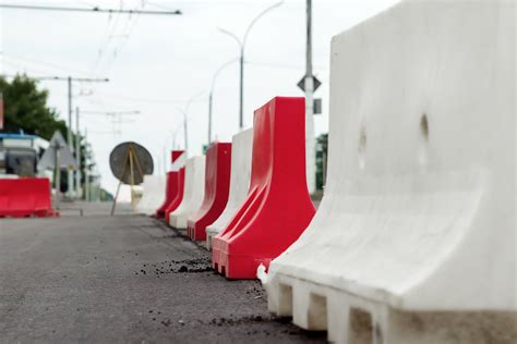 Roadside barriers: Choosing between concrete, plastic and MASS safety ...