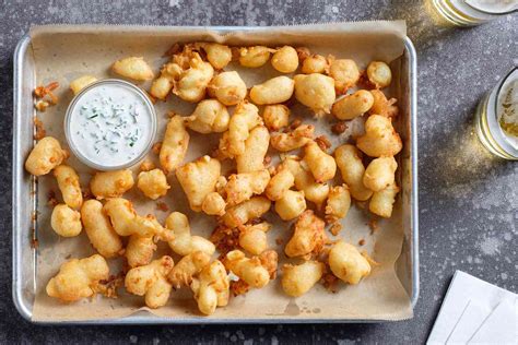 Fried Cheese Curds with Buttermilk Ranch Dipping Sauce