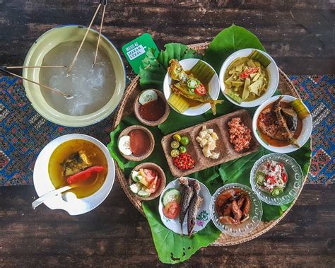 Ambuyat set part of Sabah Ethnic food menu at @dplacekepayanperdana. A Maxis 4G hotspot location ...