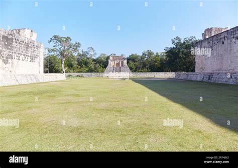 The Mayan ball court of Chichen Itza, the largest ever built in ...