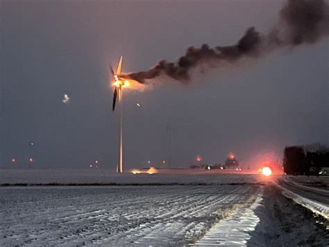 Wind turbine fire north of Mendota, Illinois 1/16/2023 : r ...