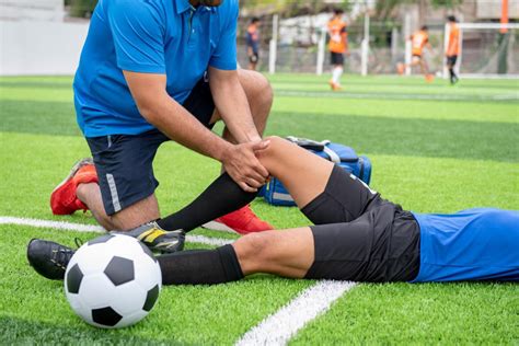 ¿Cuáles son las lesiones deportivas más comunes en el fútbol?