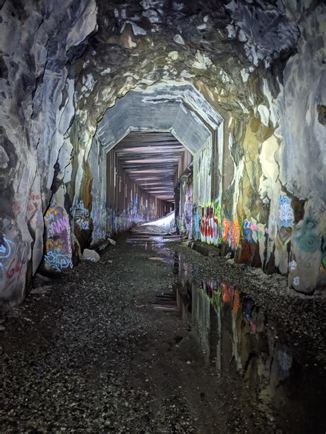 Old train tunnel with graffiti and snow : pics