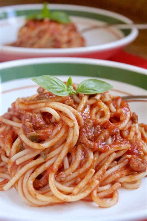 Spaghetti Sauce (Easy Italian Recipe with 6 Ingredients) - Christina's Cucina