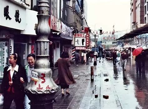 老照片，上世90年代的大连，历史悠久的有轨电车，繁华的天津街|友好广场|大连|大连港_新浪新闻