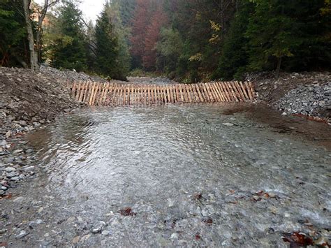 Diga Di Legno Su Un Fiume Della Montagna Fotografia Stock - Immagine di naughty, ecologia: 102258284