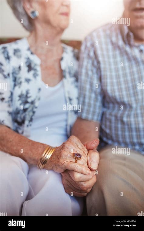 Old married couple holding hands hi-res stock photography and images ...