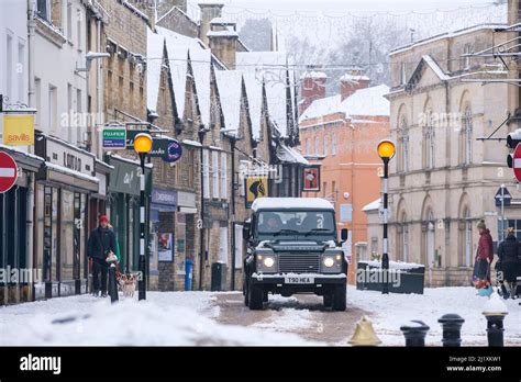 the centre of cirencester town in a heavy winter snowfall Stock Photo ...