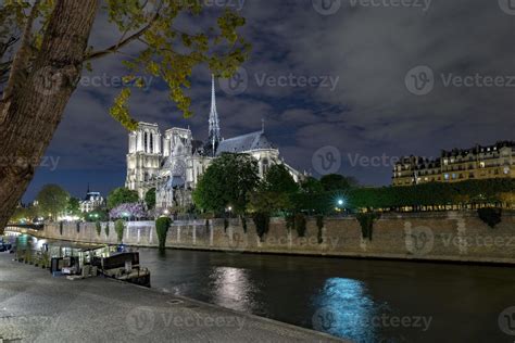 notre dame paris night view 17238928 Stock Photo at Vecteezy