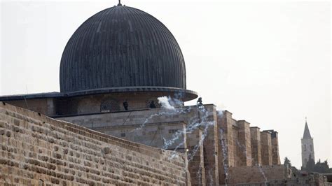 Jerusalem's al-Aqsa mosque sees Israeli-Palestinian clashes - BBC News