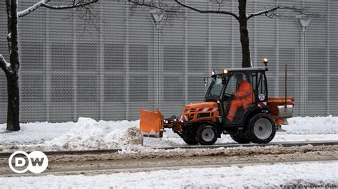 Heavy snowfall cancels flights in Munich – DW – 01/05/2019