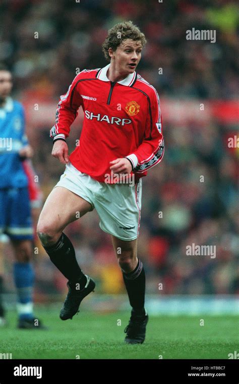 OLE GUNNAR SOLSKJAER MANCHESTER UNITED FC 22 March 1999 Stock Photo - Alamy