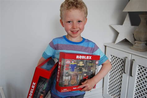 Chic Geek Diary: Roblox Series 5 Toys - Review & Giveaway