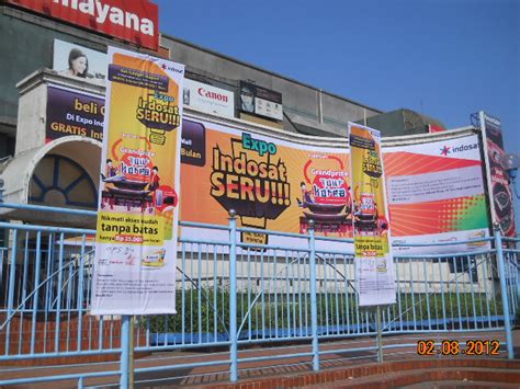 BnD Advertising: Pemasangan Vertikal Banner Indosat