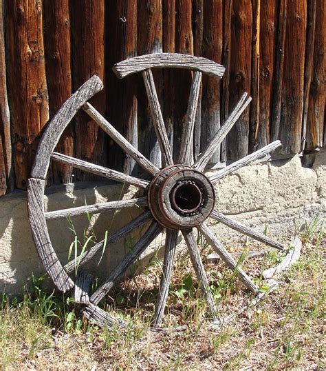 Old wagon wheel, part of rim missing, leaning against lodg… | Flickr