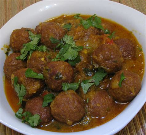 DeshiGrub.comKofta Curry (Beef Meatballs) | DeshiGrub.com
