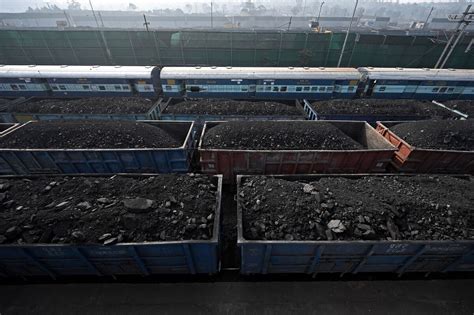 India Passenger Trains Make Way for Coal to Stop Power Crisis - Bloomberg