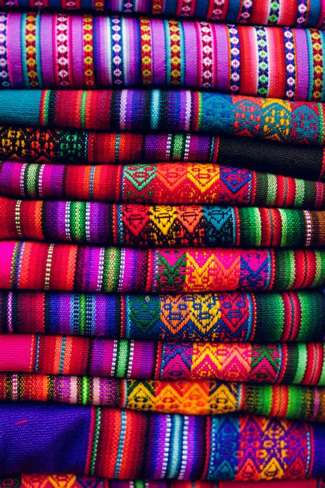 Bright Peruvian Textiles - Entouriste