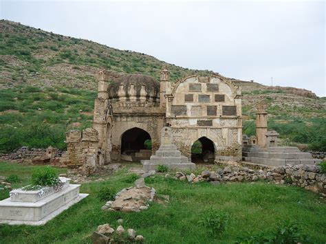 Top 10 Historical Facts about Durrani Graveyard - Discover Walks Blog