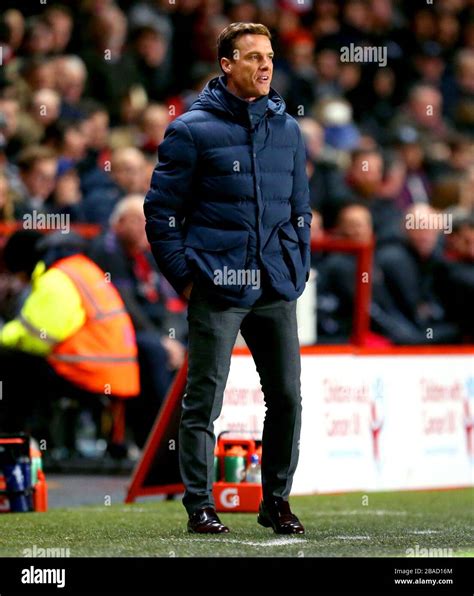 Fulham manager Scott Parker on the touchline Stock Photo - Alamy