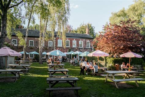 12 Best Pubs in Leeds to Get the Pints in