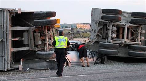 Crash closes Highway 401 for more than 4 hours | CBC News