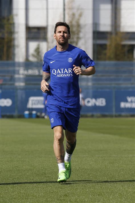 Roy Nemer on Twitter: "Lionel Messi training with PSG in their new Champions League training kit."