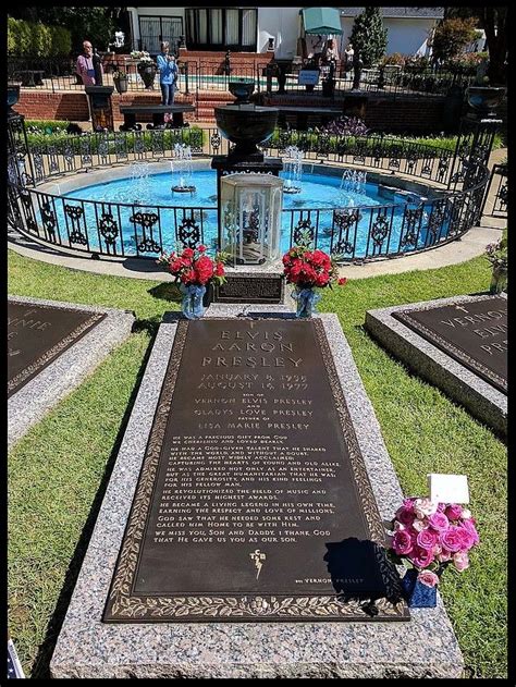 Elvis Presley's grave at Graceland. | Elvis, Elvis presley grave, Elvis presley