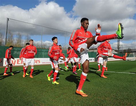 Pics: Arsenal star Danny Welbeck proves his fitness ahead of Liverpool ...