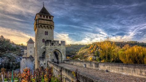 Pont Valentré medieval bridge - backiee