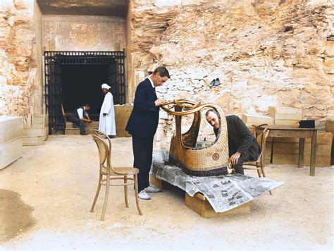 first moments of the discovery of the tomb of Tutankhamun – جرافيك مان