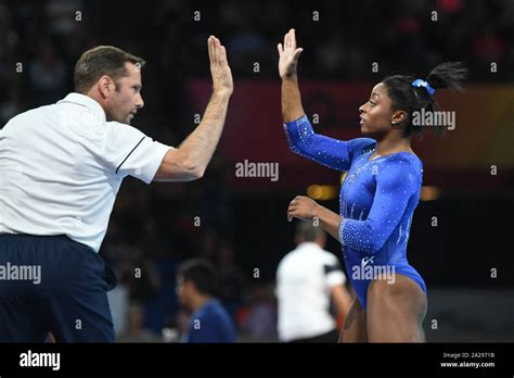 Stuttgart, Germany. 1st Oct, 2019. SIMONE BILES high fives her coach ...