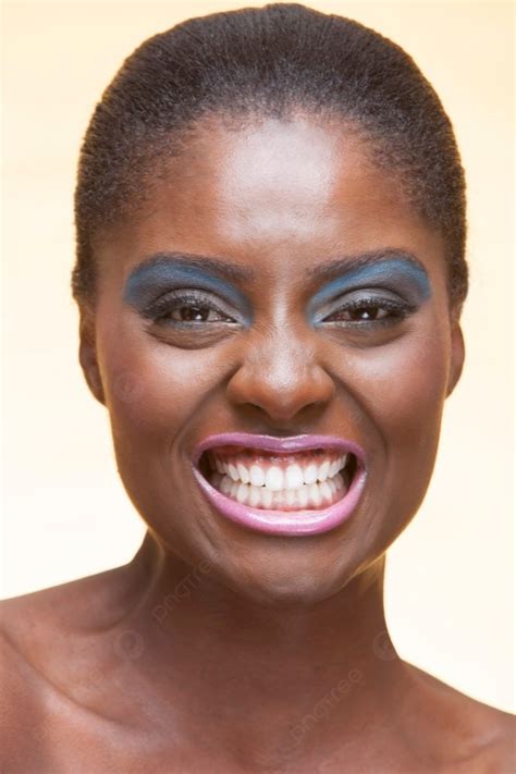 Background Potret Wanita Afrika Amerika Muda Yang Menarik Dengan Make ...