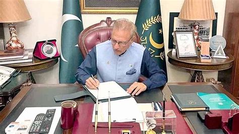 President Alvi signs Army Act amendment, Official Secrets Act bills - Economy.pk