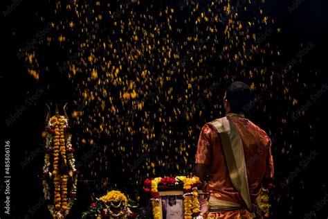 Ganga Aarti Hindu ceremony at Dasaswamedh Ghat, Varanasi, Uttar Pradesh ...