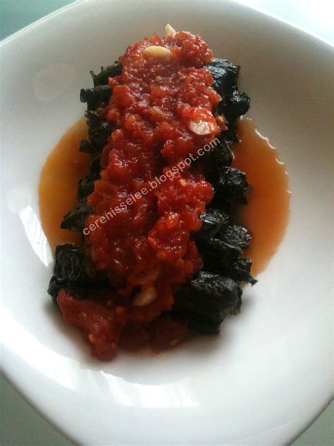 Hér Kitchén: STUFFED BORAGE LEAVES IN TOMATO SAUCE