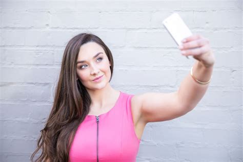 How to take a flattering selfie - Professional Babe