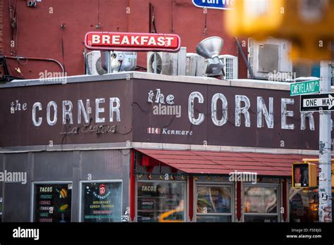 Corner deli new york hi-res stock photography and images - Alamy