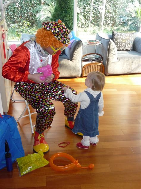 Clown making animals with balloon for Elaine | We hosted a p… | Flickr