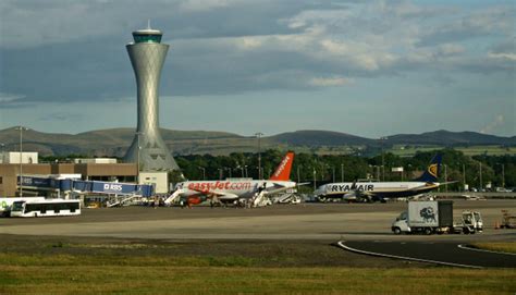 Edinburgh Airport © Thomas Nugent cc-by-sa/2.0 :: Geograph Britain and Ireland