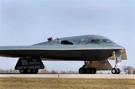 Defesa Brasil Notícias: Como o novo bombardeiro furtivo B-21 se compara ao B-2A