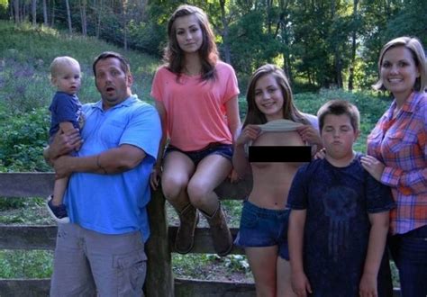 9 Most Awkward and Weird Family Photos | OfficiallyBored