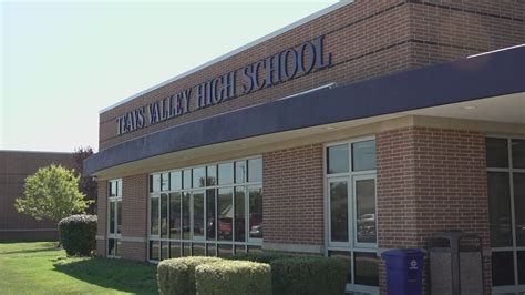 Teays Valley community supports student who's father died | 10tv.com