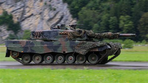 Desktop Hintergrundbilder Militär Panzer Leopard 2 Tarnung 2560x1440