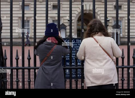 Tourists at Buckingham palace Stock Photo - Alamy