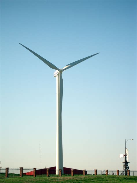 File:Vestas V47 wind turbine at American Wind Power Center.jpg - Wikimedia Commons