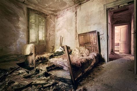 15 Photos of Abandoned Bedrooms I Found While Exploring | PetaPixel