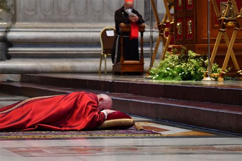 El Papa Francisco se recuesta en oración antes de celebrar la Misa del ...