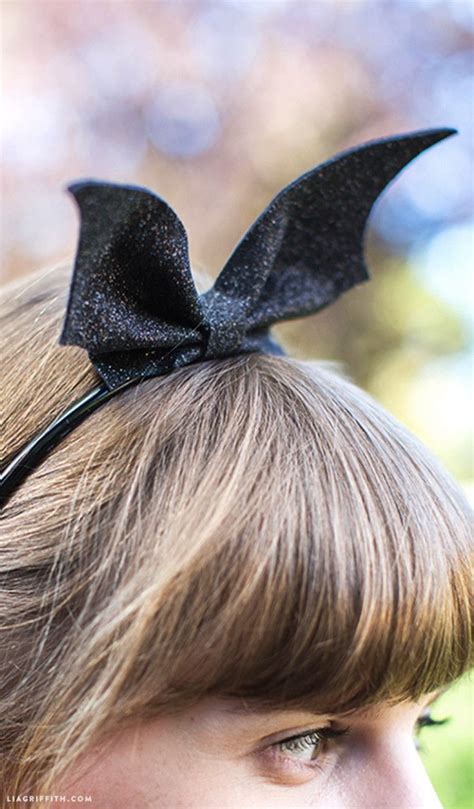 DIY Bat Wings Headband for Halloween - Lia Griffith | Penteado para halloween, Tiara feita em ...